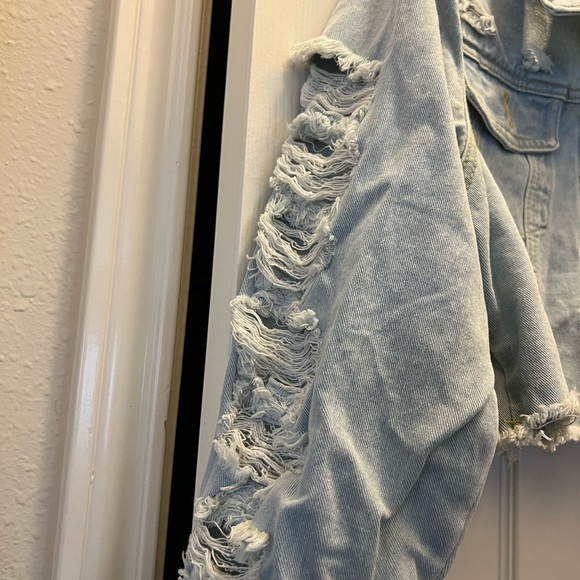 NWOT Ripped light wash cropped Jean jacket - Picture 3 of 11